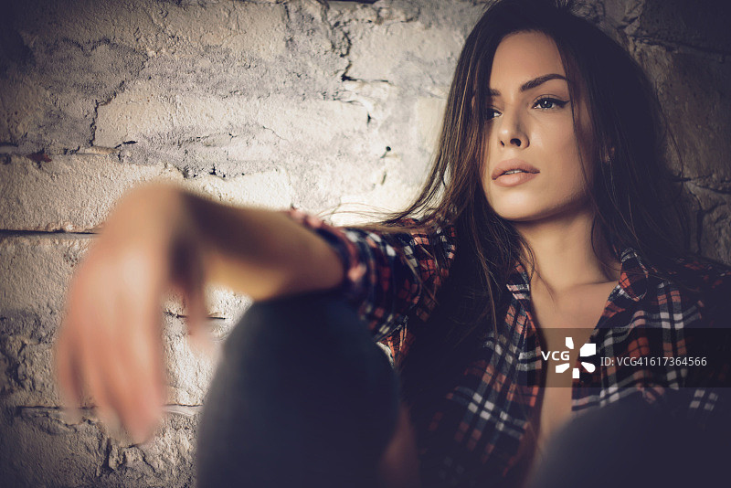 窗边的漂亮女孩图片素材