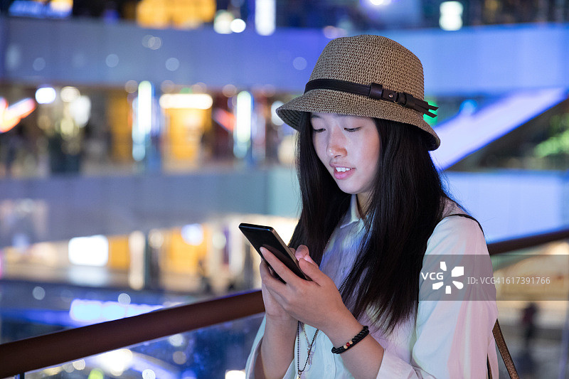 夜晚使用手机的女人图片素材