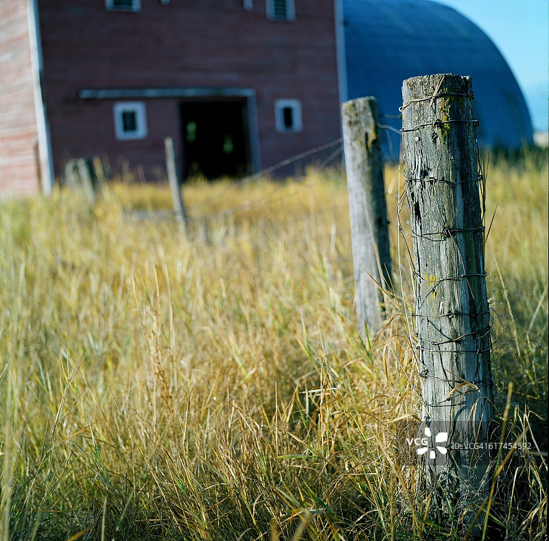 蒙大拿州的栅栏和红色谷仓图片素材