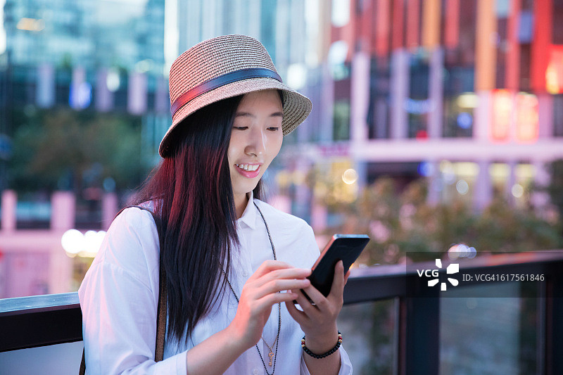 女性使用智能手机图片素材