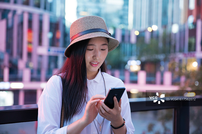 女性使用智能手机图片素材