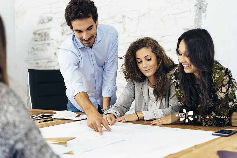 年轻创意团队共同工作图片素材