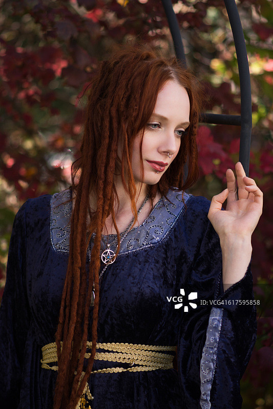 秋日花园里笑容甜美的红发女子（半身照）图片素材