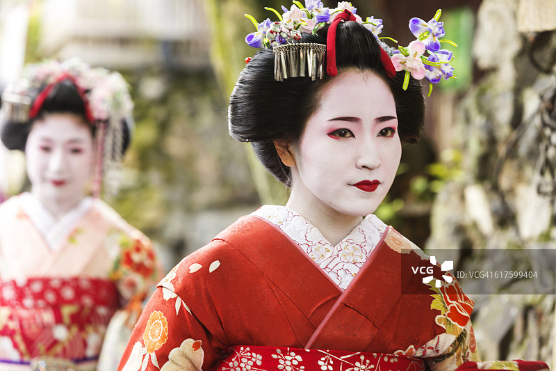 穿着传统和服的日本舞妓图片素材