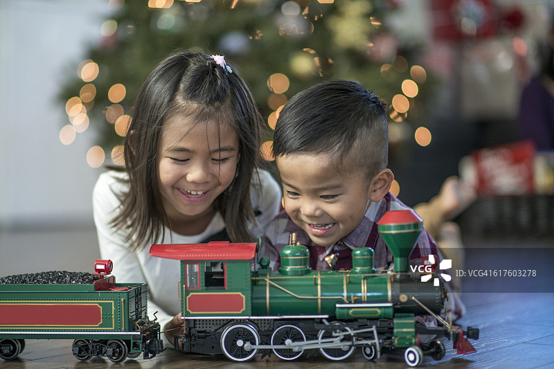 玩玩具火车图片素材