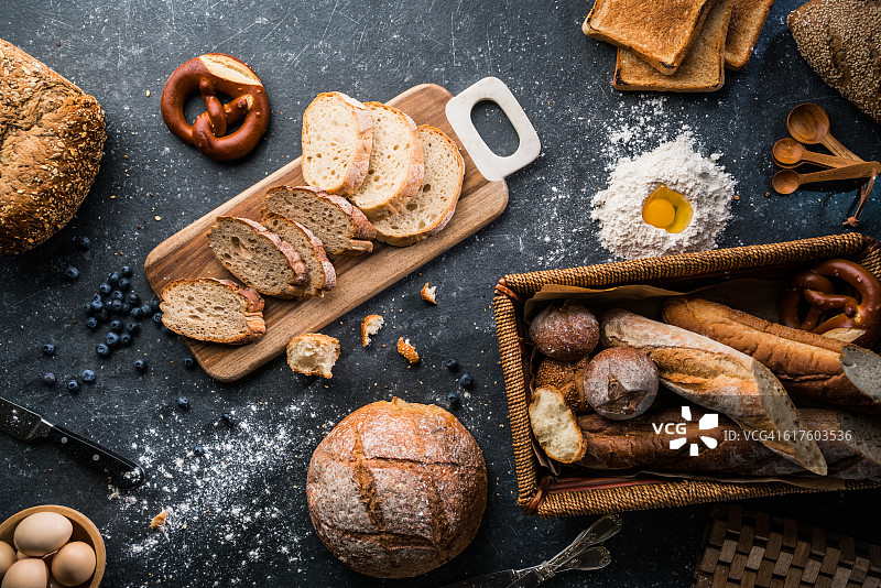 木桌上的新鲜出炉的面包图片素材