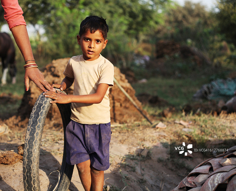 玩轮胎的小男孩图片素材