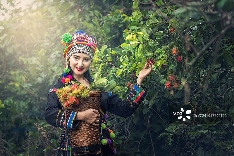 身着传统服饰的卡伦族女孩图片素材