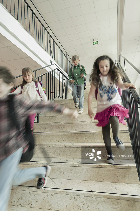 德国巴伐利亚州，学生跑下楼梯图片素材