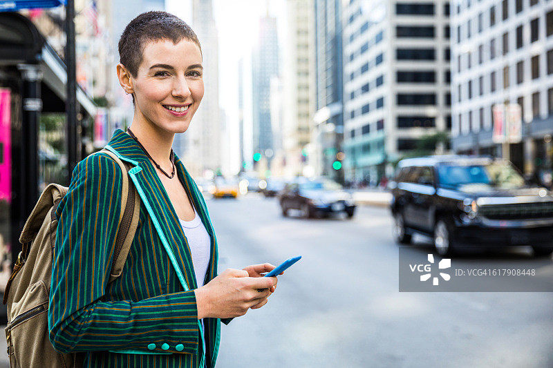 在芝加哥市中心发现的快乐女人图片素材