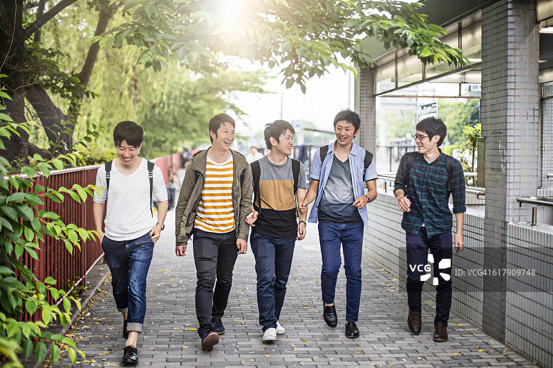大学朋友街头漫步图片素材