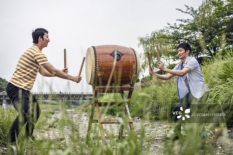 在户外演奏日本太鼓的男人们图片素材