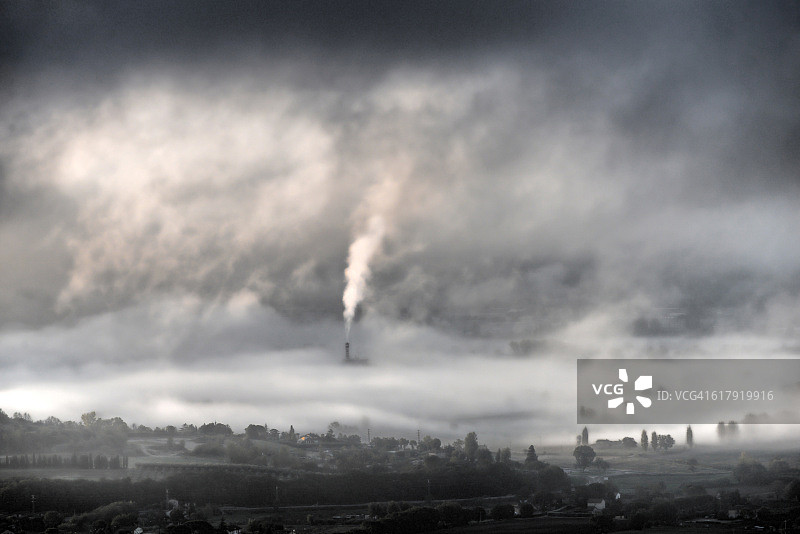 意大利特尔尼的烟囱从雾中升起图片素材