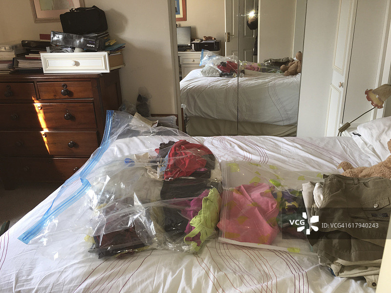 凌乱的房间 - 前后对比图片素材