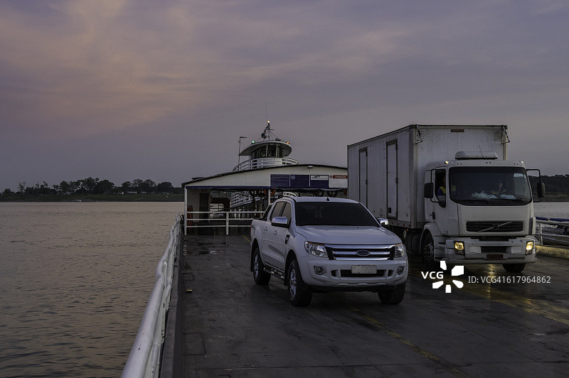 渡轮抵达卡雷罗达瓦尔泽阿图片素材