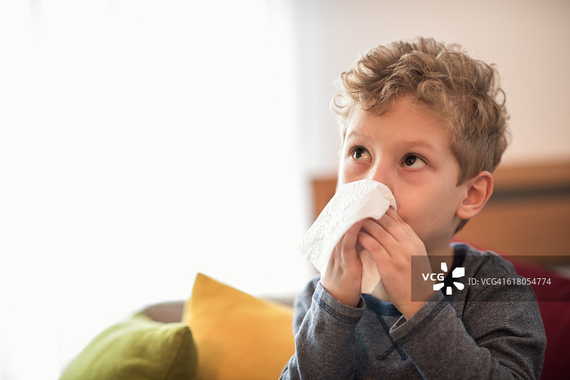 小男孩擤鼻涕图片素材