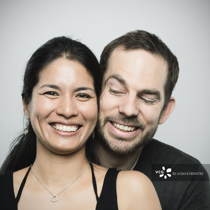 多民族情侣肖像图片素材