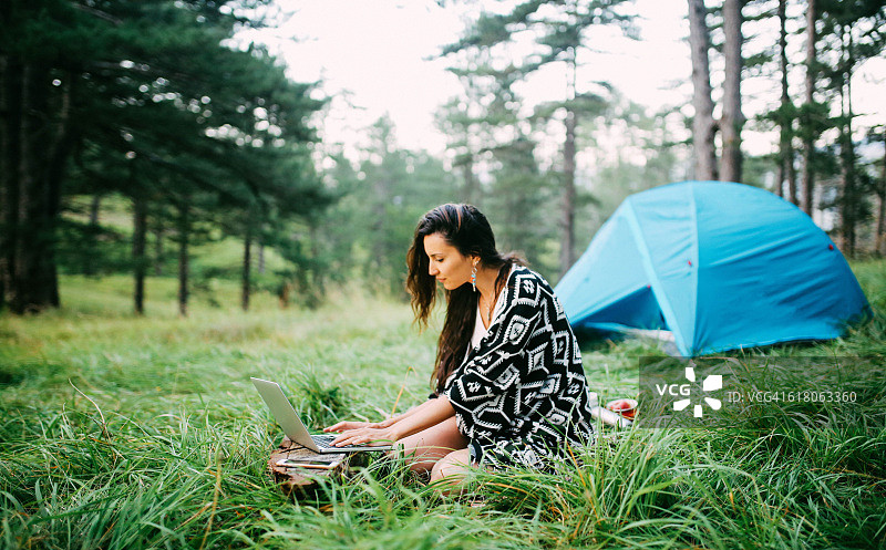在森林里露营的年轻女子图片素材