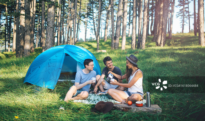 年轻人露营图片素材