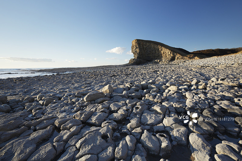 崎岖的岩石海滩图片素材