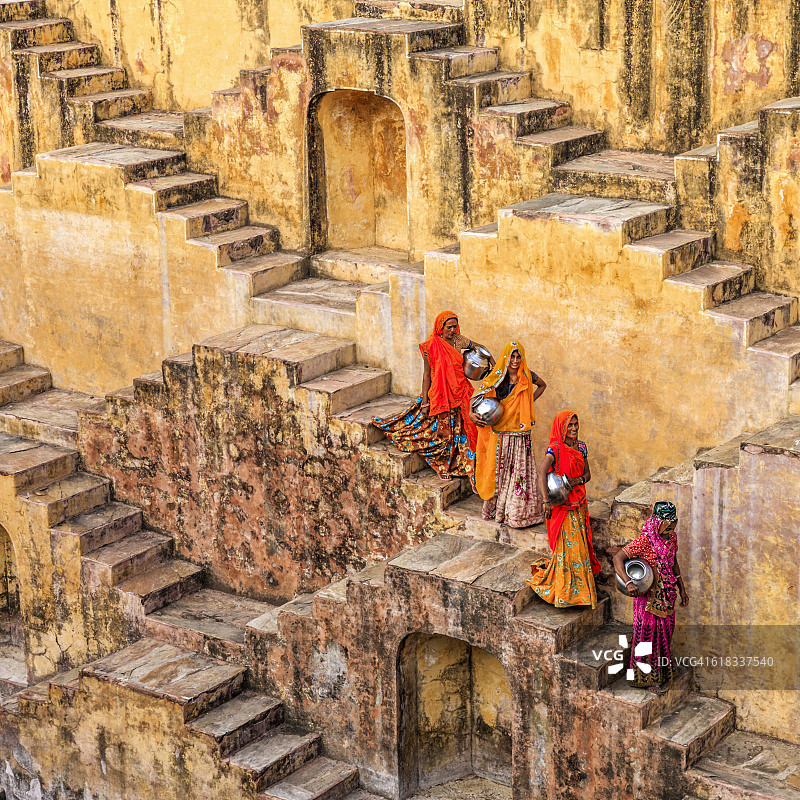 在斋浦尔附近水井取水的印度妇女图片素材