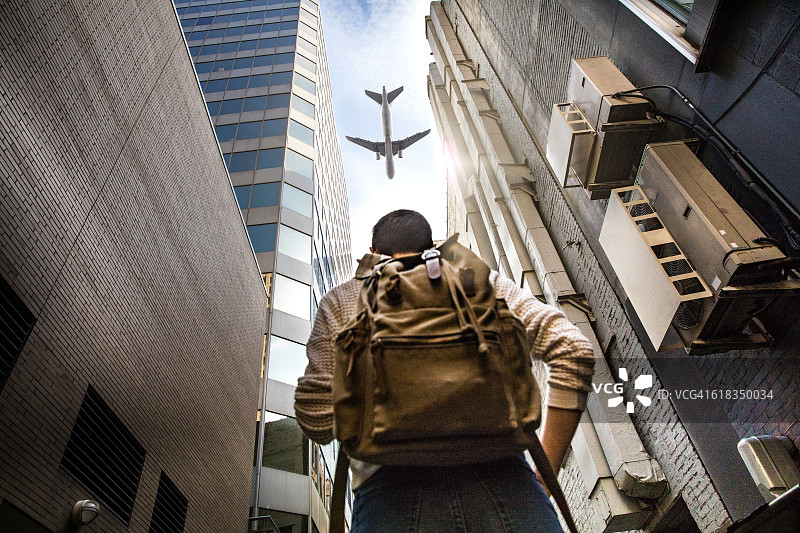 你的下一个旅行目的地是哪里？女子观看飞机图片素材