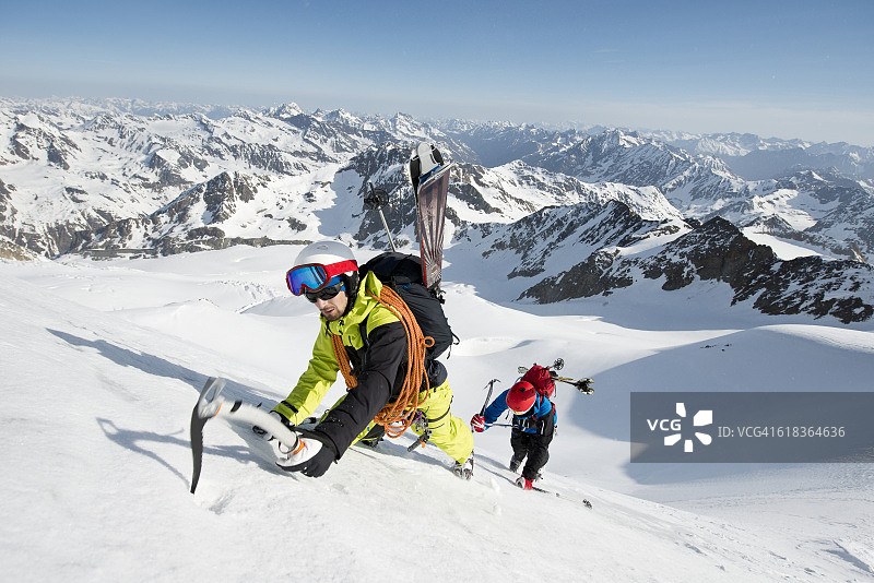 两个男人在奥地利Wildspitze登山图片素材