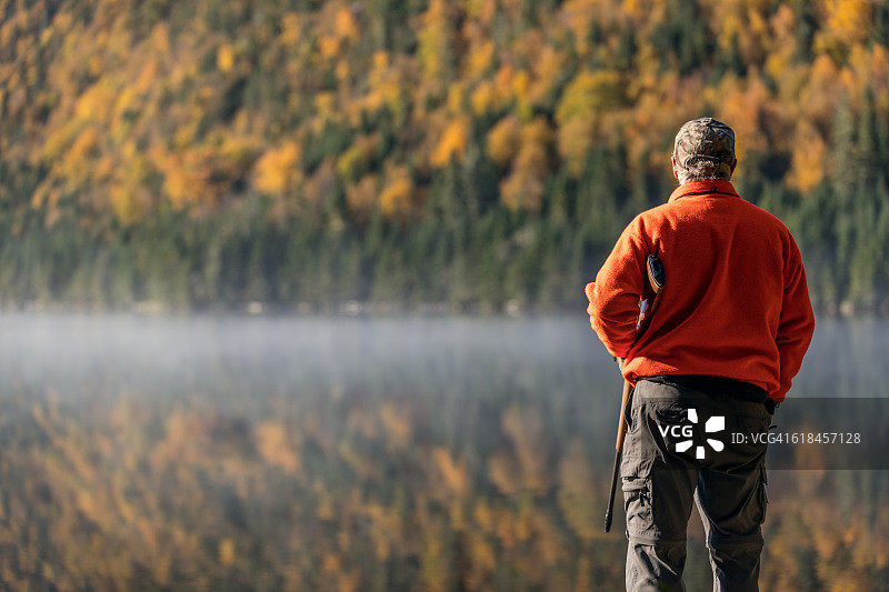 在野外放松的年长猎人图片素材