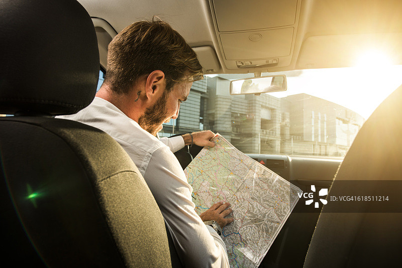 在车里看地图寻找方向的商人图片素材