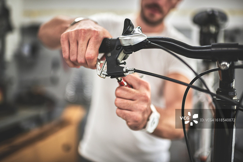 自行车店里的修理工图片素材