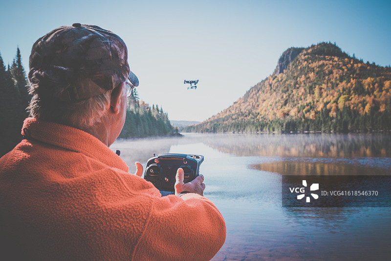 在森林里放无人机的年长男人图片素材
