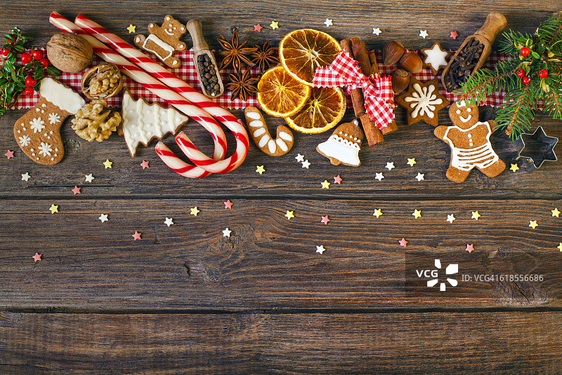 圣诞节背景：圣诞饼干、装饰品和香料图片素材