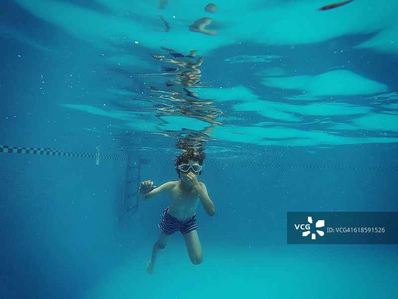 水下的男孩图片素材