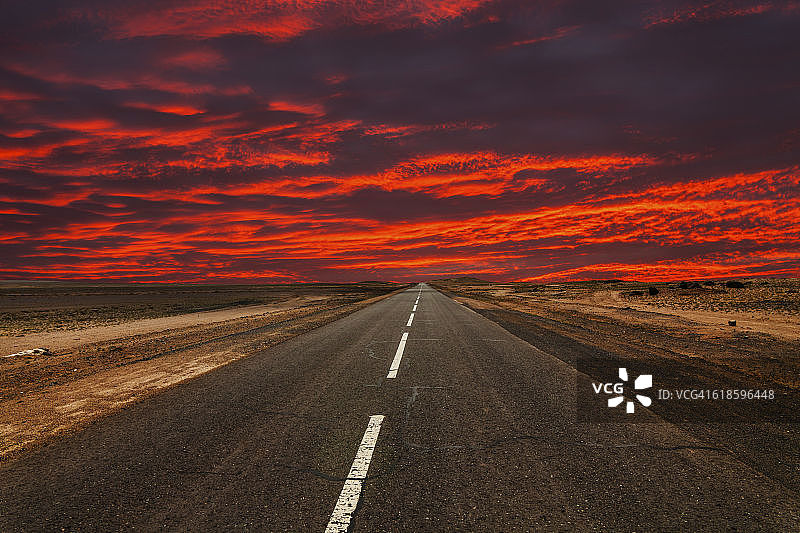 日落时分的沙漠公路图片素材