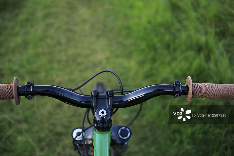 山地自行车把手主观视角图片素材