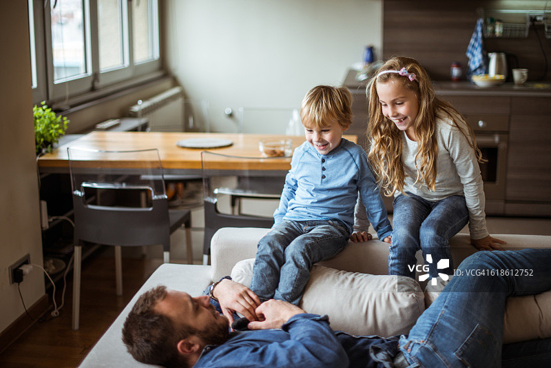 父亲和孩子们玩耍图片素材