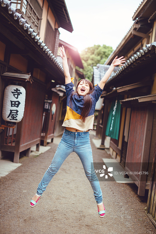 古老的日本村庄里的幸福图片素材