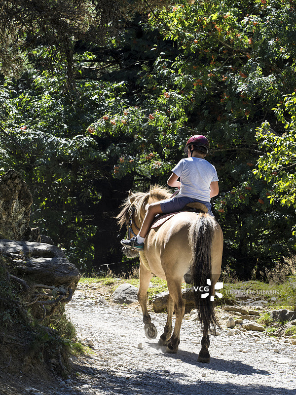 骑在山路上的孩子图片素材