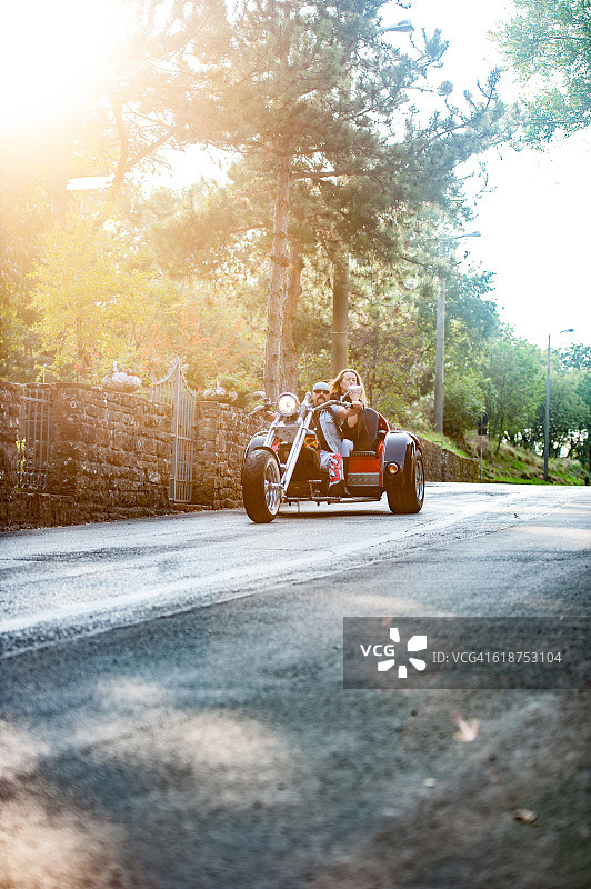 骑着三轮车的成年夫妇图片素材