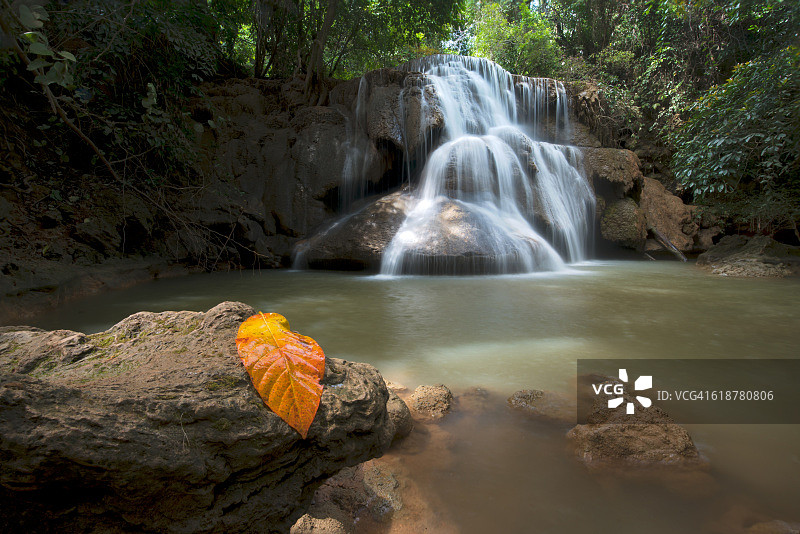 泰国北碧府爱侣湾国家公园的森林瀑布图片素材