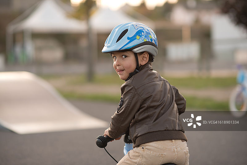 林中漫步图片素材
