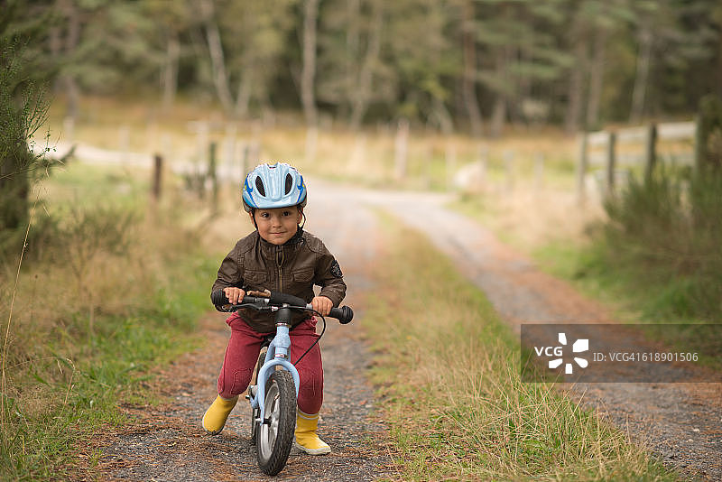 林中漫步图片素材