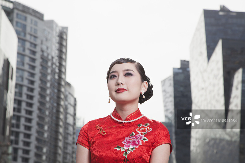 身穿旗袍的中国女人在城市中心图片素材
