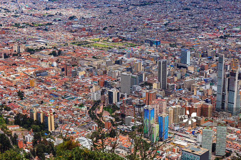 哥伦比亚波哥大 - 从蒙塞拉特看到的旧城中心和新城中心图片素材