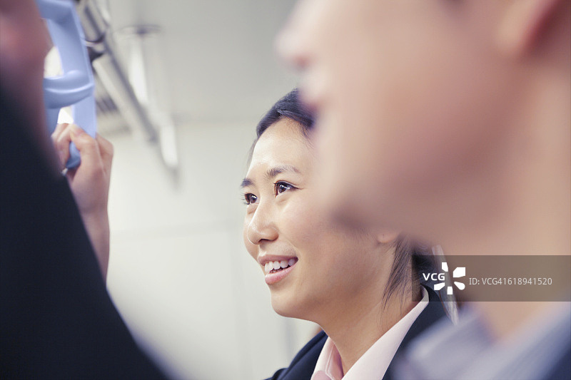 乘坐公共交通的年轻女子图片素材