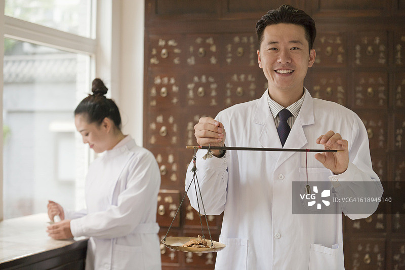 使用天平的传统中医图片素材