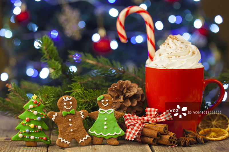圣诞卡布奇诺和圣诞树前的姜饼饼干图片素材