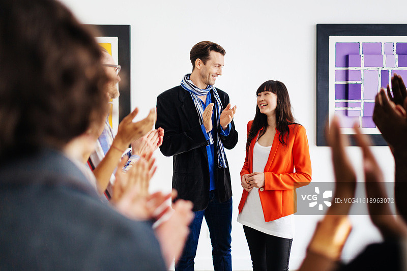 画廊开幕时的艺术家和画廊主图片素材