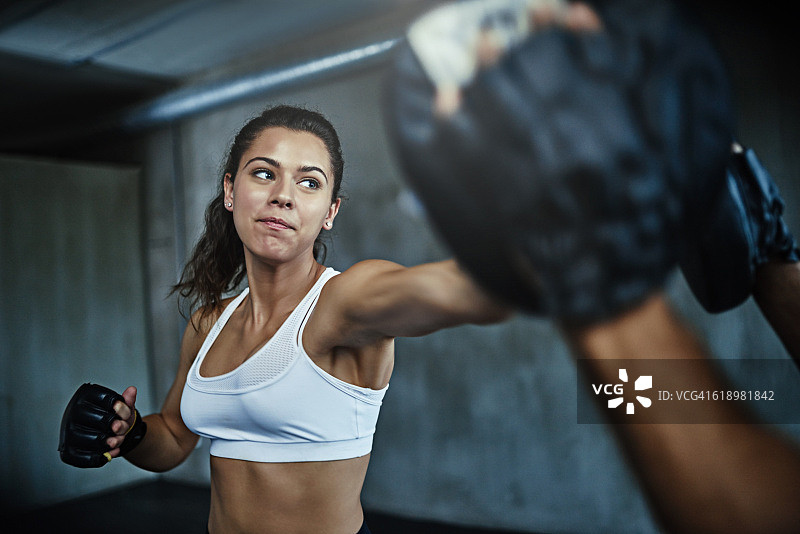 当生活艰难时，她会更努力图片素材