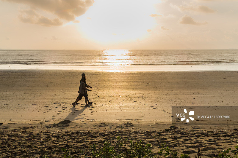 清晨在海滩上漫步的情侣-马来西亚丰盛港图片素材